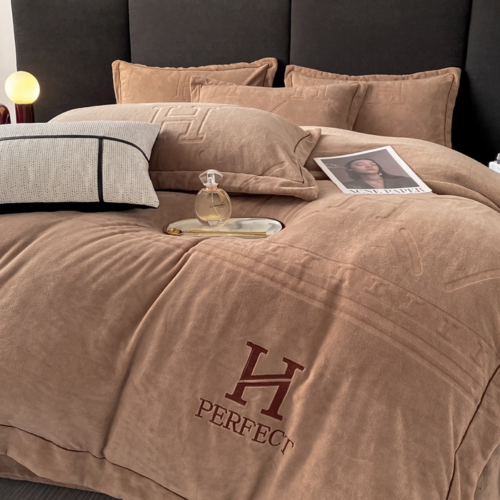 91家纺网 家纺一手货源 找家纺 艾佳 2025新款A类全高克重雕花烂花刺绣牛奶绒四件套-小H系列 小H奶茶咖