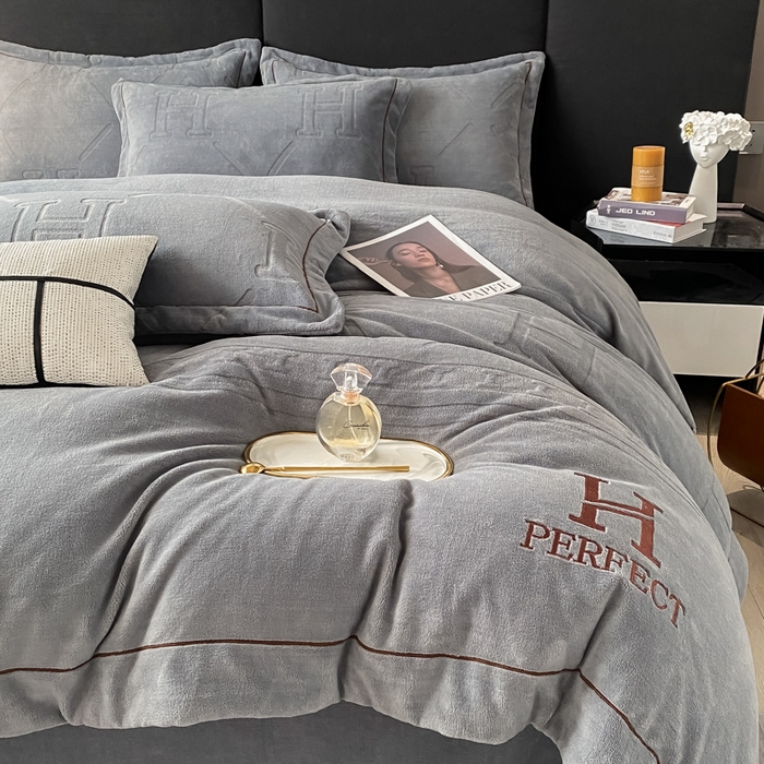 91家纺网 家纺一手货源 找家纺 艾佳 2025新款A类全高克重雕花烂花刺绣牛奶绒四件套-小H系列 小H极简灰