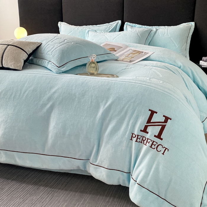 91家纺网 家纺一手货源 找家纺 艾佳 2025新款A类全高克重雕花烂花刺绣牛奶绒四件套-小H系列 小H梦幻蓝