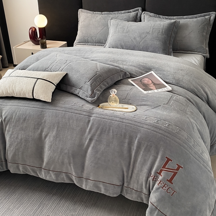 91家纺网 家纺一手货源 找家纺 艾佳 2025新款A类全高克重雕花烂花刺绣牛奶绒四件套-小H系列 小H极简灰