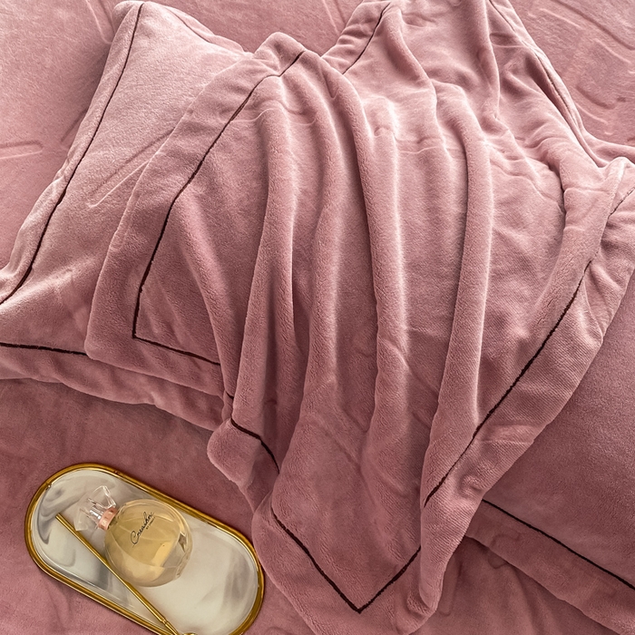 91家纺网 家纺一手货源 找家纺 艾佳 2025新款A类全高克重雕花烂花刺绣牛奶绒四件套-小H系列 小H豆藕粉