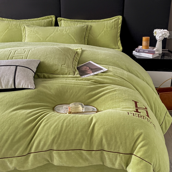 91家纺网 家纺一手货源 找家纺 艾佳 2025新款A类全高克重雕花烂花刺绣牛奶绒四件套-小H系列 小H奶油绿