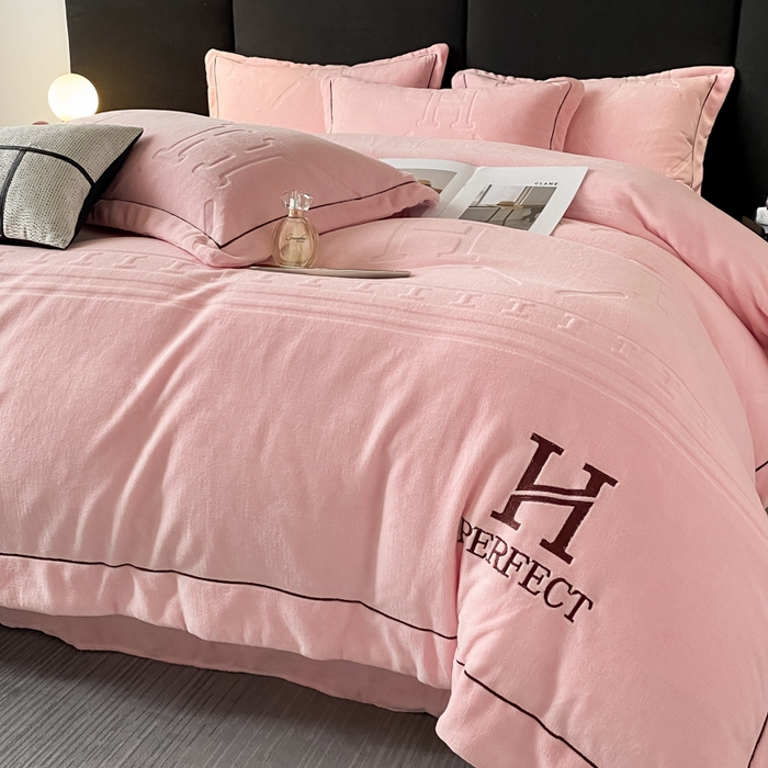 91家纺网 家纺一手货源 找家纺 艾佳 2025新款A类全高克重雕花烂花刺绣牛奶绒四件套-小H系列 小H蜜桃粉