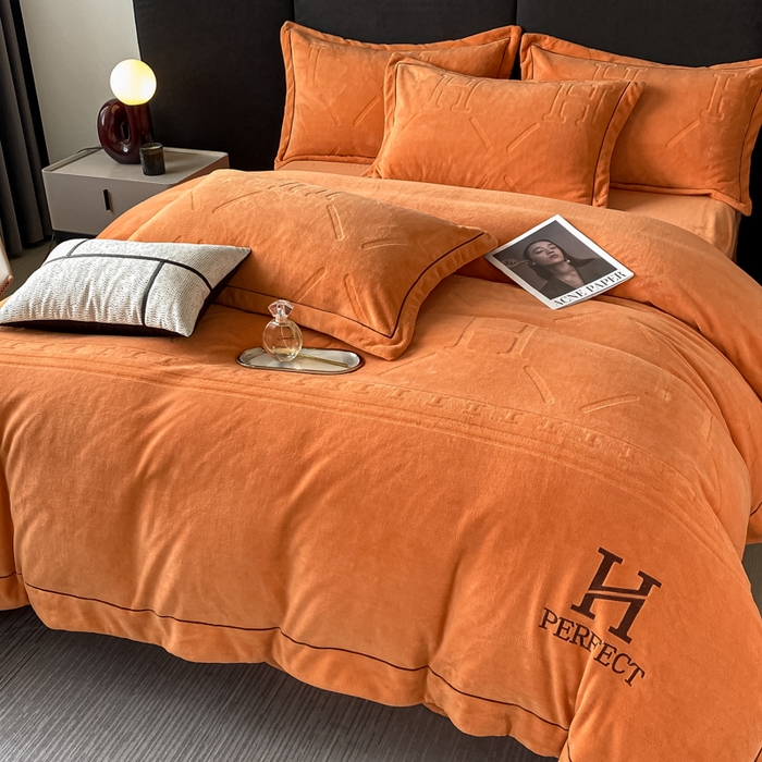 91家纺网 家纺一手货源 找家纺 （总）艾佳 2025新款A类全高克重雕花烂花刺绣牛奶绒四件套-小H系列