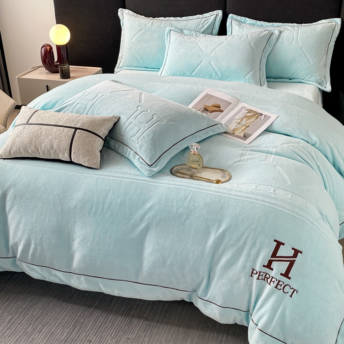 91家纺网 家纺一手货源 找家纺 艾佳 2025新款A类全高克重雕花烂花刺绣牛奶绒四件套-小H系列 小H梦幻蓝