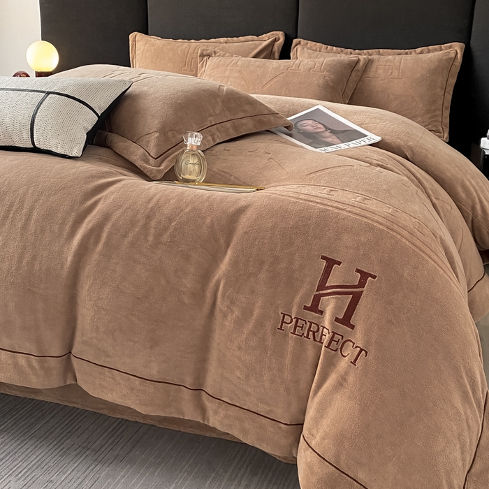 91家纺网 家纺一手货源 找家纺 艾佳 2025新款A类全高克重雕花烂花刺绣牛奶绒四件套-小H系列 小H奶茶咖