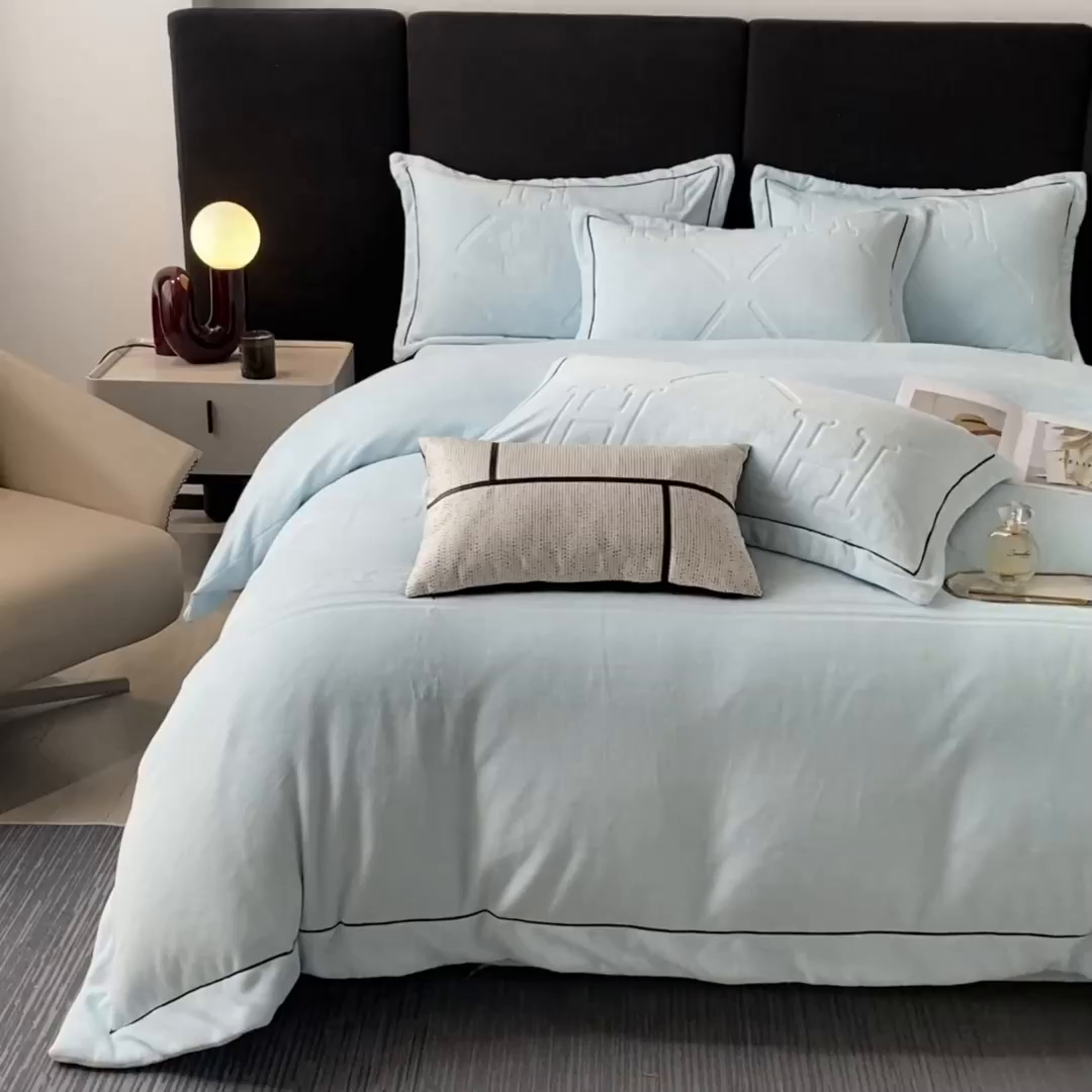 91家纺网 家纺一手货源 找家纺 艾佳 2025新款A类全高克重雕花烂花刺绣牛奶绒四件套-小H系列 小H梦幻蓝