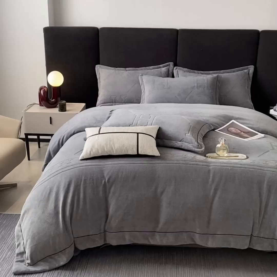 91家纺网 家纺一手货源 找家纺 艾佳 2025新款A类全高克重雕花烂花刺绣牛奶绒四件套-小H系列 小H极简灰