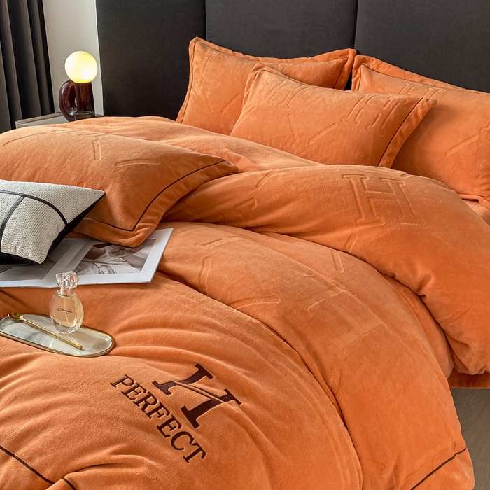 91家纺网 家纺一手货源 找家纺 艾佳 2025新款A类全高克重雕花烂花刺绣牛奶绒四件套-小H系列 小H爱玛橙