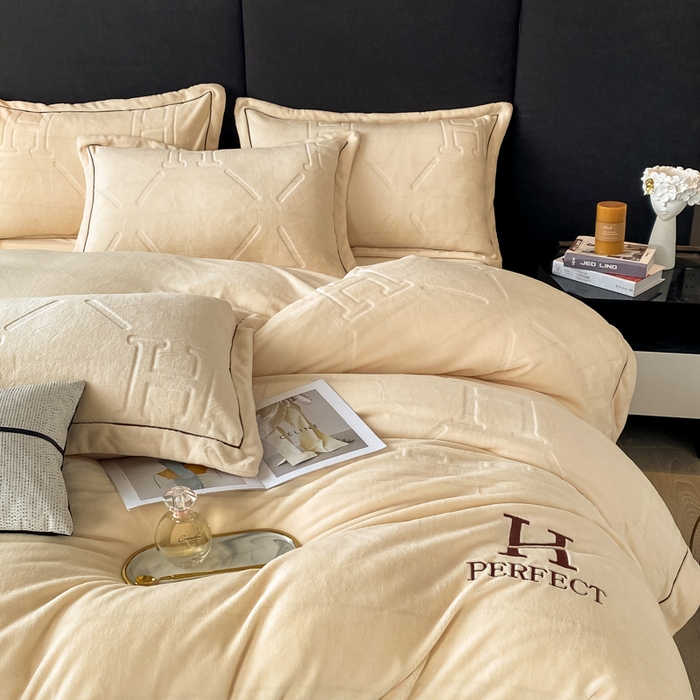 91家纺网 家纺一手货源 找家纺 艾佳 2025新款A类全高克重雕花烂花刺绣牛奶绒四件套-小H系列 小H奶油白