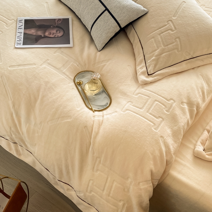 91家纺网 家纺一手货源 找家纺 艾佳 2025新款A类全高克重雕花烂花刺绣牛奶绒四件套-小H系列 小H奶油白