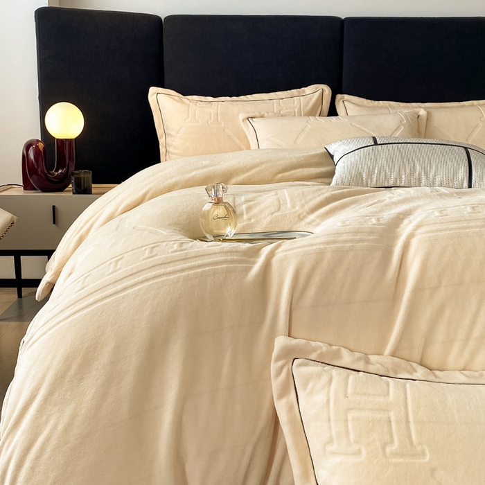 91家纺网 家纺一手货源 找家纺 艾佳 2025新款A类全高克重雕花烂花刺绣牛奶绒四件套-小H系列 小H奶油白