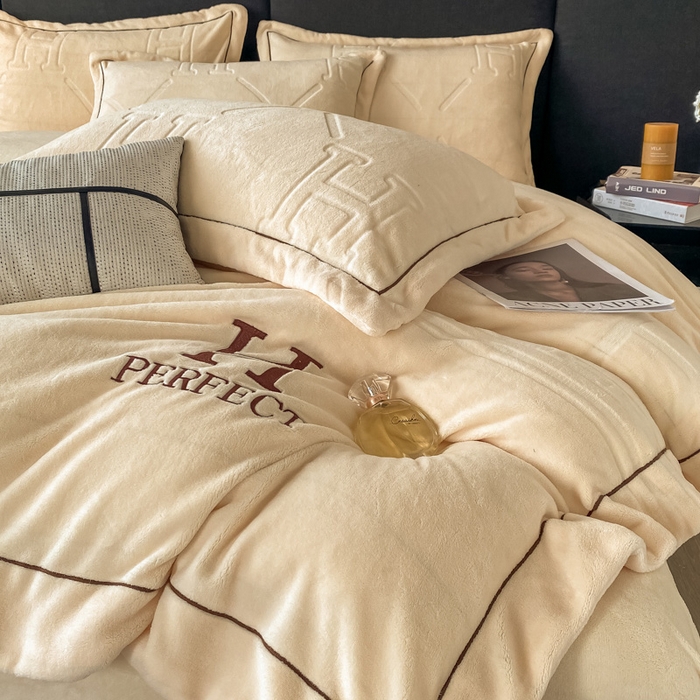 91家纺网 家纺一手货源 找家纺 艾佳 2025新款A类全高克重雕花烂花刺绣牛奶绒四件套-小H系列 小H奶油白