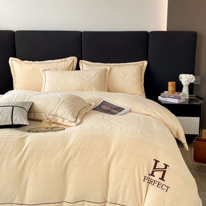 91家纺网 家纺一手货源 找家纺 艾佳 2025新款A类全高克重雕花烂花刺绣牛奶绒四件套-小H系列 小H奶油白