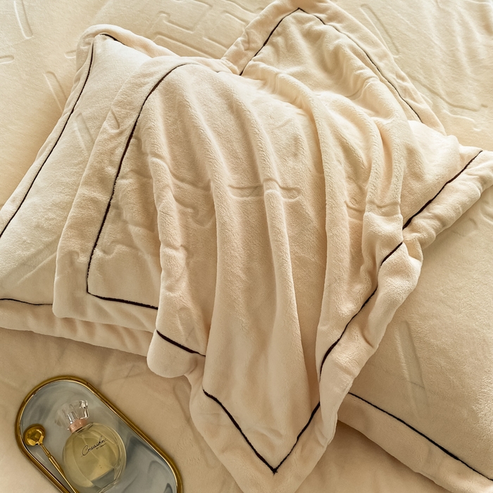 91家纺网 家纺一手货源 找家纺 艾佳 2025新款A类全高克重雕花烂花刺绣牛奶绒四件套-小H系列 小H奶油白