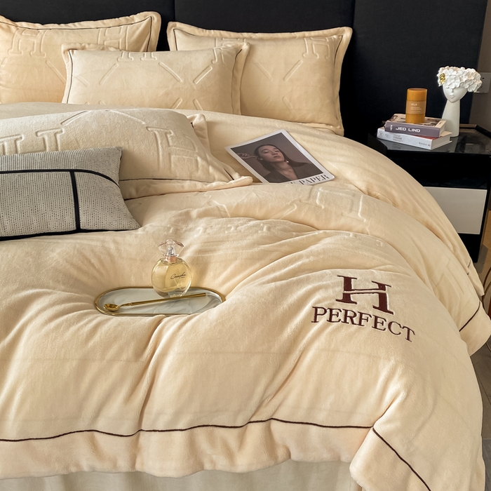 91家纺网 家纺一手货源 找家纺 艾佳 2025新款A类全高克重雕花烂花刺绣牛奶绒四件套-小H系列 小H奶油白