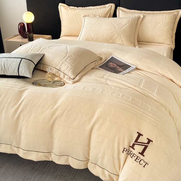 91家纺网 家纺一手货源 找家纺 艾佳 2025新款A类全高克重雕花烂花刺绣牛奶绒四件套-小H系列 小H奶油白