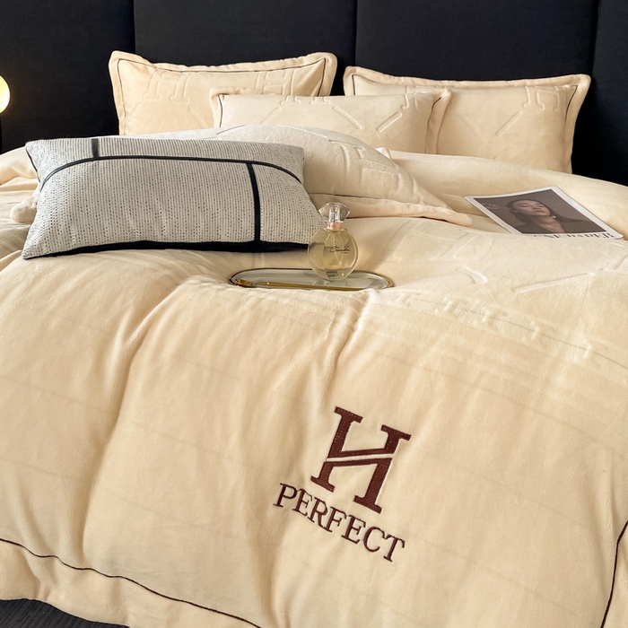 91家纺网 家纺一手货源 找家纺 艾佳 2025新款A类全高克重雕花烂花刺绣牛奶绒四件套-小H系列 小H奶油白