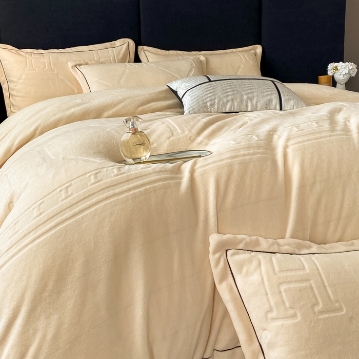 91家纺网 家纺一手货源 找家纺 艾佳 2025新款A类全高克重雕花烂花刺绣牛奶绒四件套-小H系列 小H奶油白