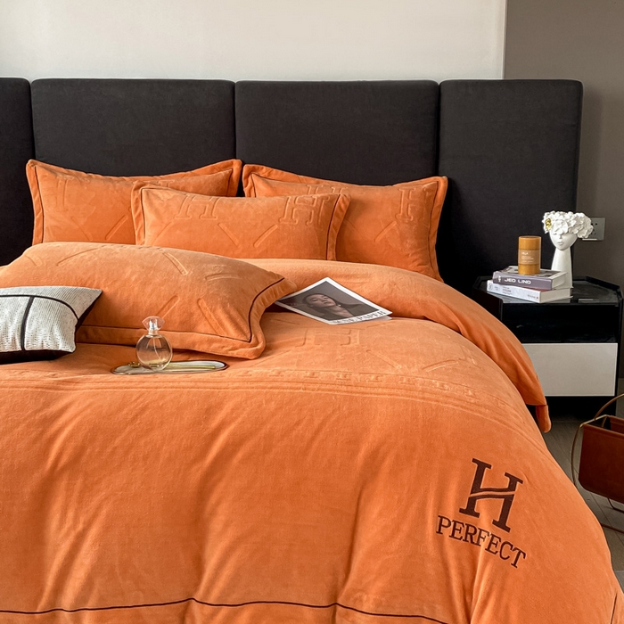 91家纺网 家纺一手货源 找家纺 艾佳 2025新款A类全高克重雕花烂花刺绣牛奶绒四件套-小H系列 小H爱玛橙