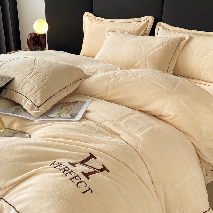 91家纺网 家纺一手货源 找家纺 艾佳 2025新款A类全高克重雕花烂花刺绣牛奶绒四件套-小H系列 小H奶油白