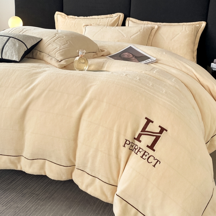 91家纺网 家纺一手货源 找家纺 艾佳 2025新款A类全高克重雕花烂花刺绣牛奶绒四件套-小H系列 小H奶油白