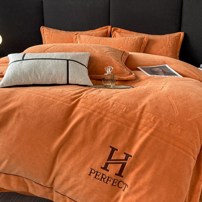 91家纺网 家纺一手货源 找家纺 艾佳 2025新款A类全高克重雕花烂花刺绣牛奶绒四件套-小H系列 小H爱玛橙