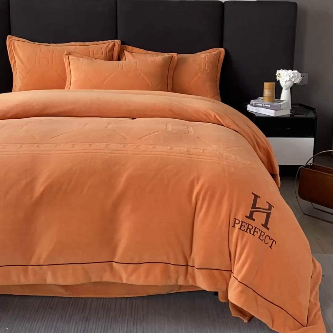 91家纺网 家纺一手货源 找家纺 （总）艾佳 2025新款A类全高克重雕花烂花刺绣牛奶绒四件套-小H系列