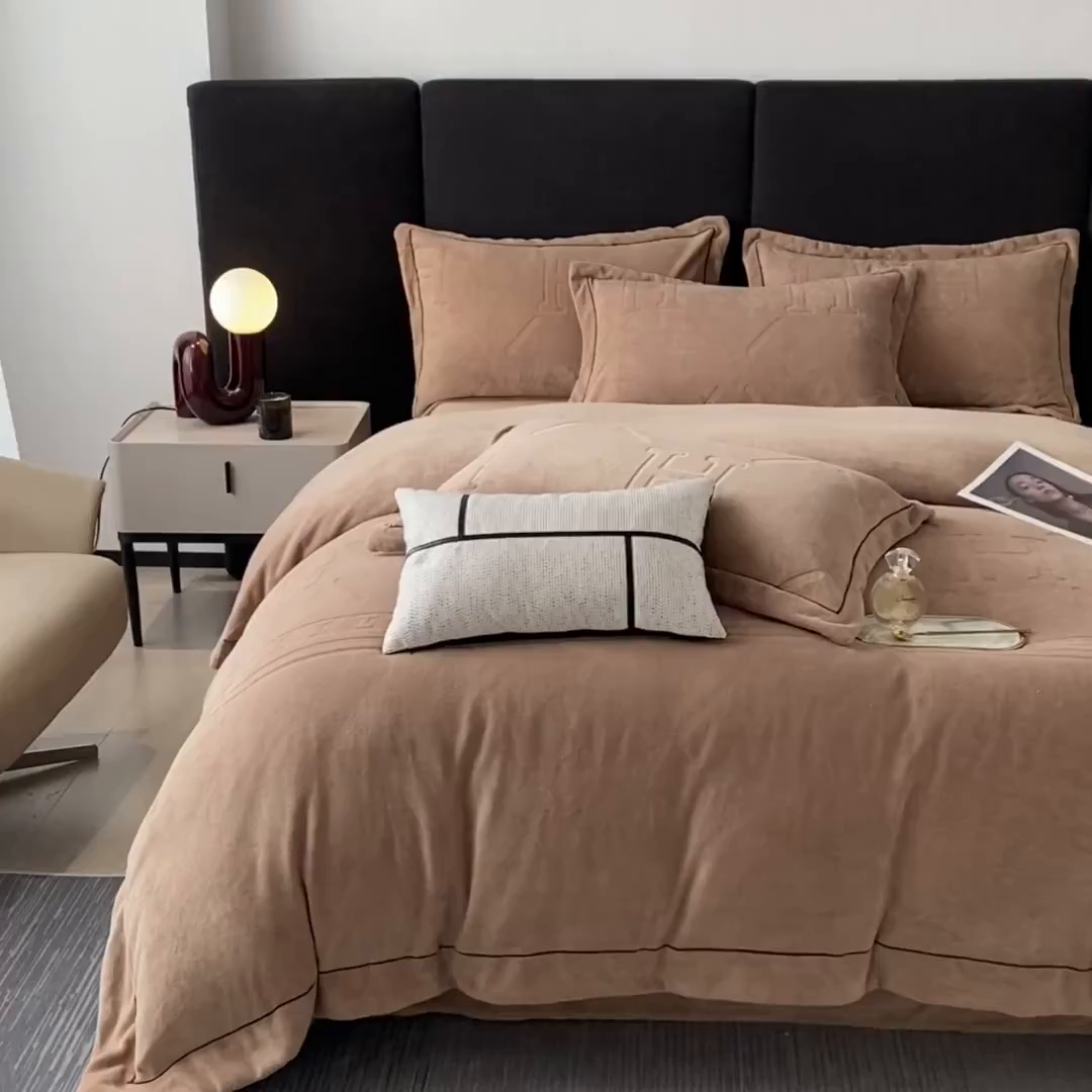 91家纺网 家纺一手货源 找家纺 艾佳 2025新款A类全高克重雕花烂花刺绣牛奶绒四件套-小H系列 小H奶茶咖