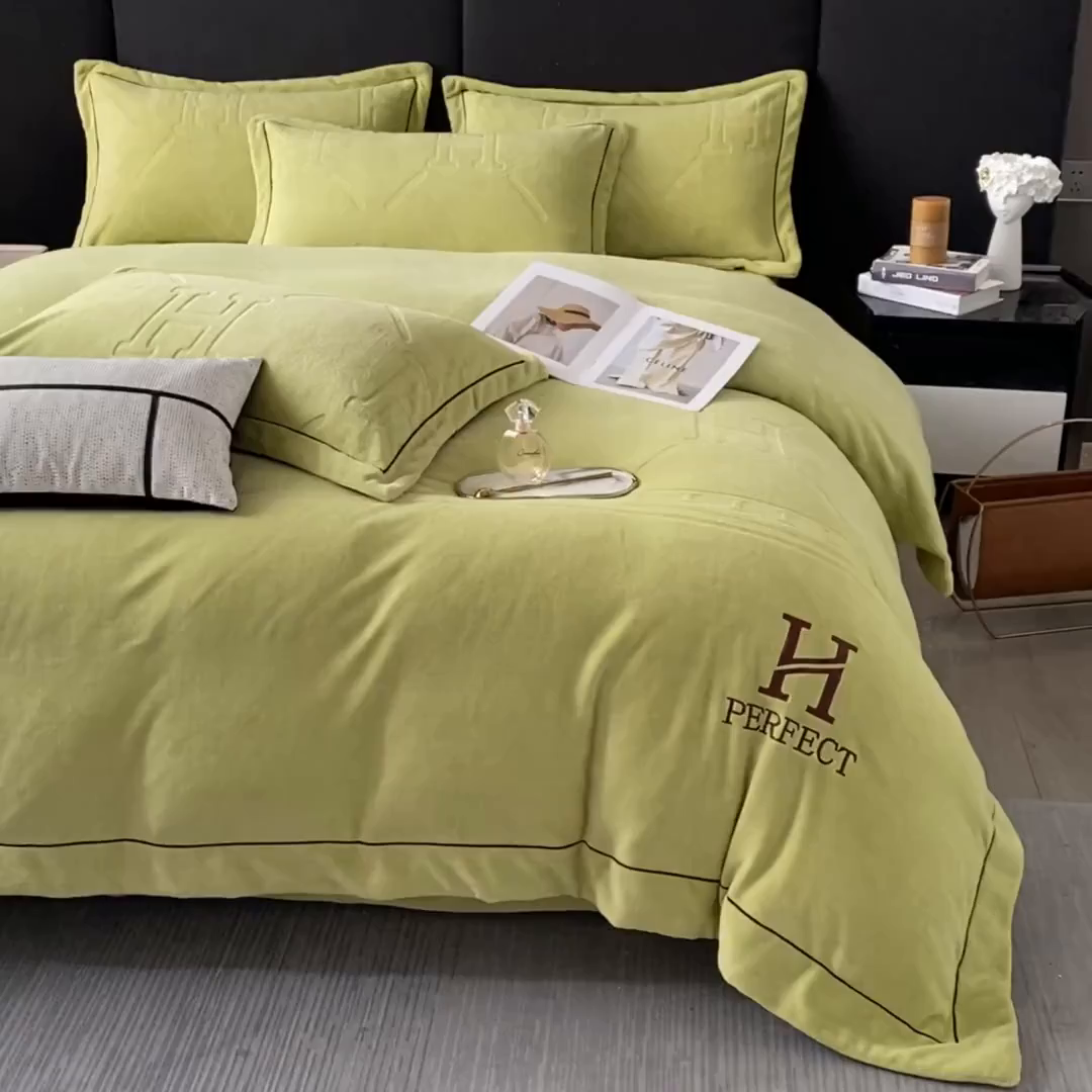 91家纺网 家纺一手货源 找家纺 艾佳 2025新款A类全高克重雕花烂花刺绣牛奶绒四件套-小H系列 小H奶油绿