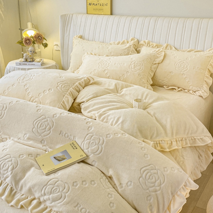 91家纺网 家纺一手货源 找家纺 艾佳 2025新款高克重超柔牛奶绒婴儿绒雕花烂花四件套-山茶花系列 山茶花-韩版奶酪白