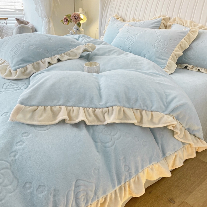 91家纺网 家纺一手货源 找家纺 艾佳 2025新款高克重超柔牛奶绒婴儿绒雕花烂花四件套-山茶花系列 山茶花-韩版梦幻蓝