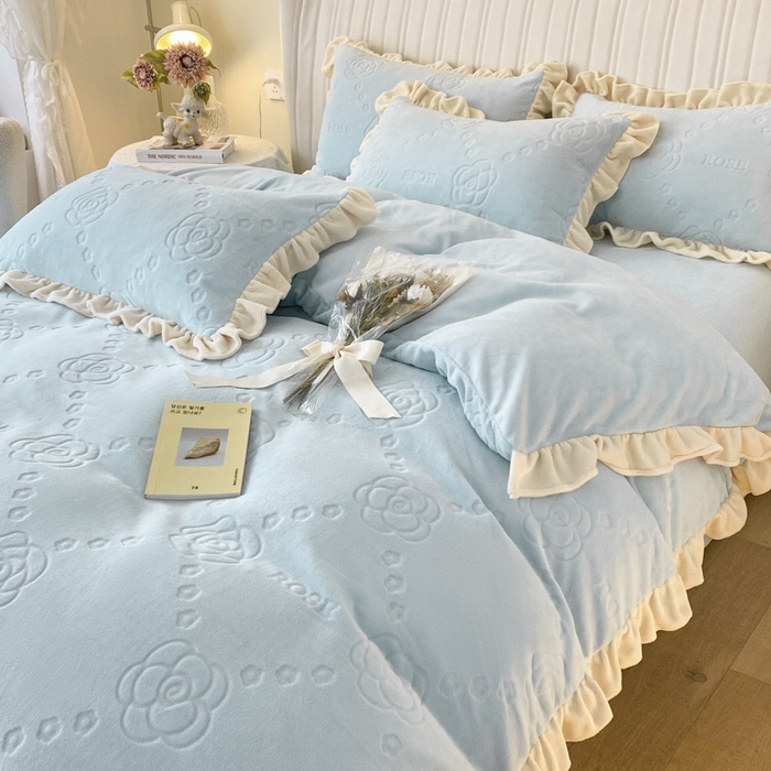 91家纺网 家纺一手货源 找家纺 艾佳 2025新款高克重超柔牛奶绒婴儿绒雕花烂花四件套-山茶花系列 山茶花-韩版梦幻蓝