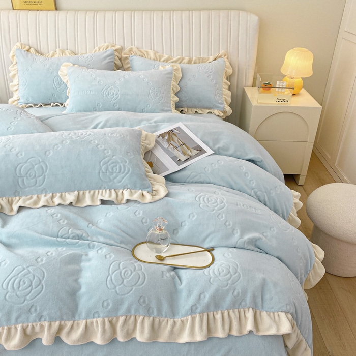 91家纺网 家纺一手货源 找家纺 艾佳 2025新款高克重超柔牛奶绒婴儿绒雕花烂花四件套-山茶花系列 山茶花-韩版梦幻蓝