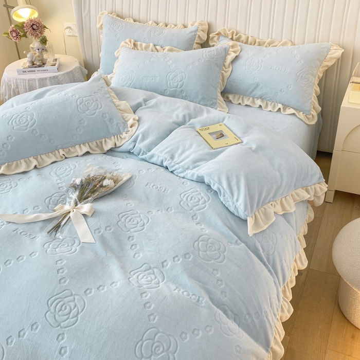 91家纺网 家纺一手货源 找家纺 艾佳 2025新款高克重超柔牛奶绒婴儿绒雕花烂花四件套-山茶花系列 山茶花-韩版梦幻蓝