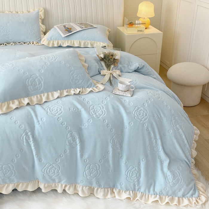 91家纺网 家纺一手货源 找家纺 艾佳 2025新款高克重超柔牛奶绒婴儿绒雕花烂花四件套-山茶花系列 山茶花-韩版梦幻蓝