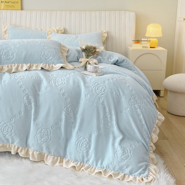 91家纺网 家纺一手货源 找家纺 艾佳 2025新款高克重超柔牛奶绒婴儿绒雕花烂花四件套-山茶花系列 山茶花-韩版梦幻蓝