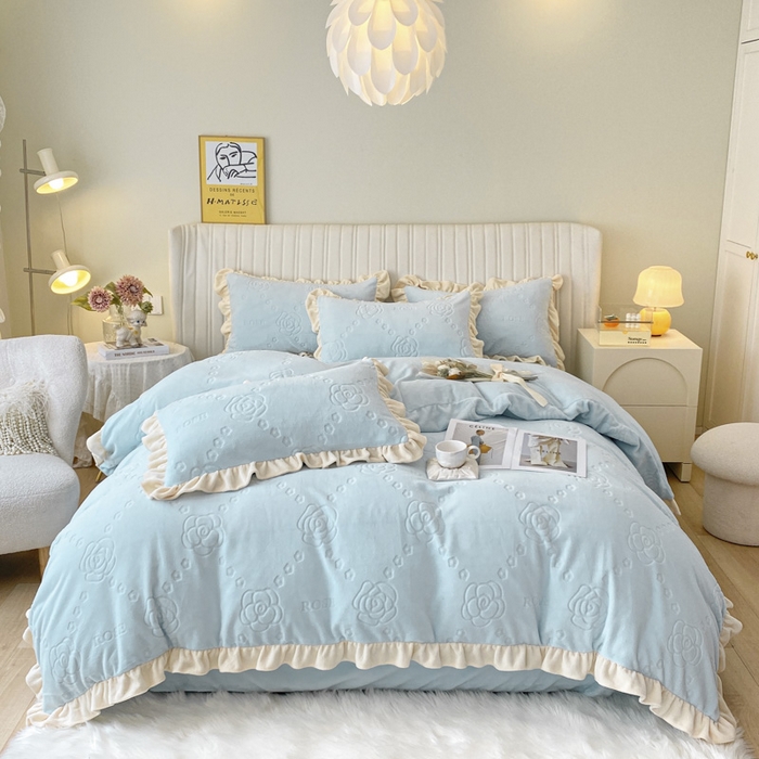 91家纺网 家纺一手货源 找家纺 艾佳 2025新款高克重超柔牛奶绒婴儿绒雕花烂花四件套-山茶花系列 山茶花-韩版梦幻蓝