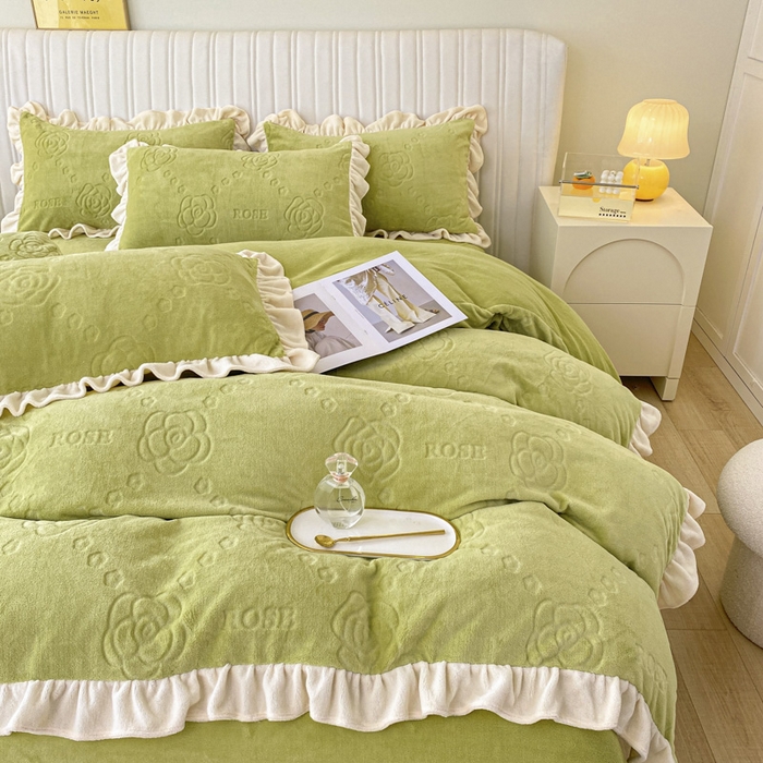 91家纺网 家纺一手货源 找家纺 艾佳 2025新款高克重超柔牛奶绒婴儿绒雕花烂花四件套-山茶花系列 山茶花-韩版奶油绿