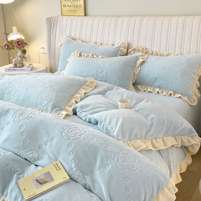 91家纺网 家纺一手货源 找家纺 艾佳 2025新款高克重超柔牛奶绒婴儿绒雕花烂花四件套-山茶花系列 山茶花-韩版梦幻蓝