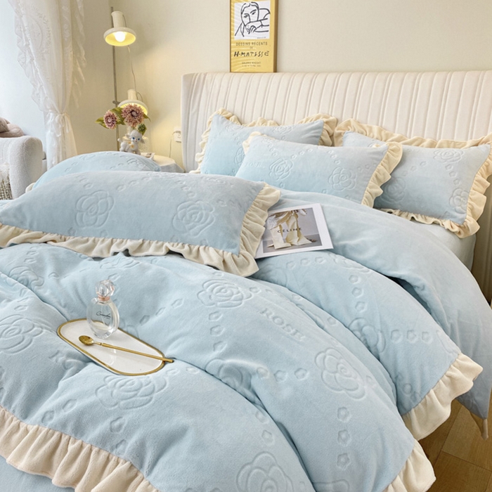 91家纺网 家纺一手货源 找家纺 艾佳 2025新款高克重超柔牛奶绒婴儿绒雕花烂花四件套-山茶花系列 山茶花-韩版梦幻蓝