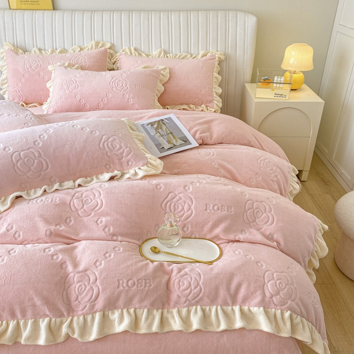 91家纺网 家纺一手货源 找家纺 艾佳 2025新款高克重超柔牛奶绒婴儿绒雕花烂花四件套-山茶花系列 山茶花-韩版蜜桃粉