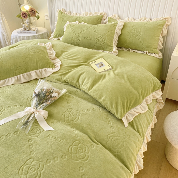 91家纺网 家纺一手货源 找家纺 艾佳 2025新款高克重超柔牛奶绒婴儿绒雕花烂花四件套-山茶花系列 山茶花-韩版奶油绿