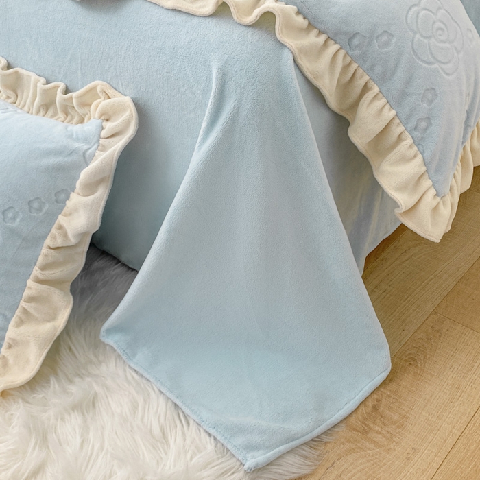 91家纺网 家纺一手货源 找家纺 艾佳 2025新款高克重超柔牛奶绒婴儿绒雕花烂花四件套-山茶花系列 山茶花-韩版梦幻蓝