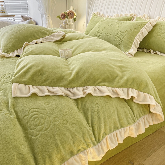 91家纺网 家纺一手货源 找家纺 艾佳 2025新款高克重超柔牛奶绒婴儿绒雕花烂花四件套-山茶花系列 山茶花-韩版奶油绿