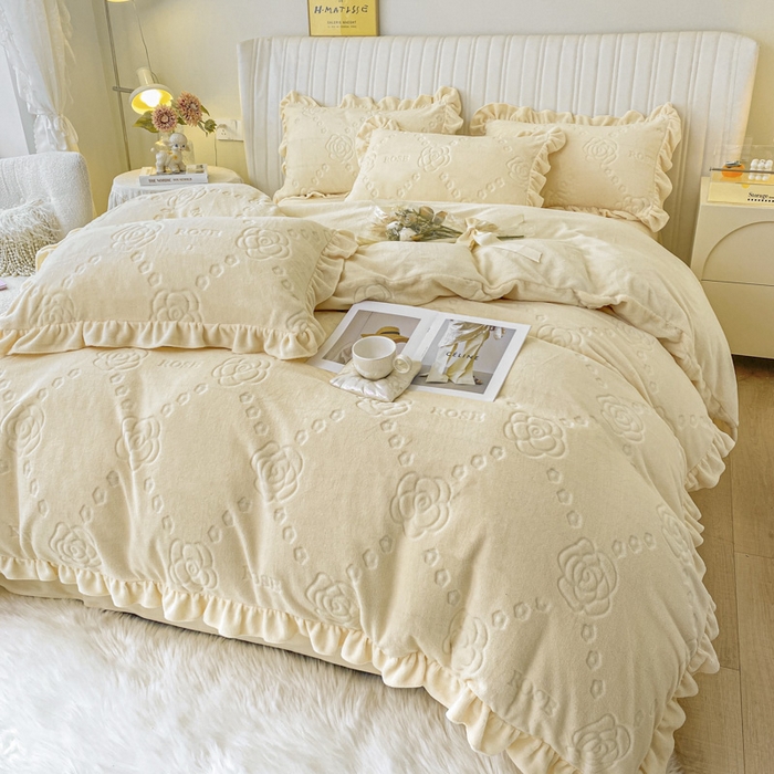 91家纺网 家纺一手货源 找家纺 艾佳 2025新款高克重超柔牛奶绒婴儿绒雕花烂花四件套-山茶花系列 山茶花-韩版奶酪白