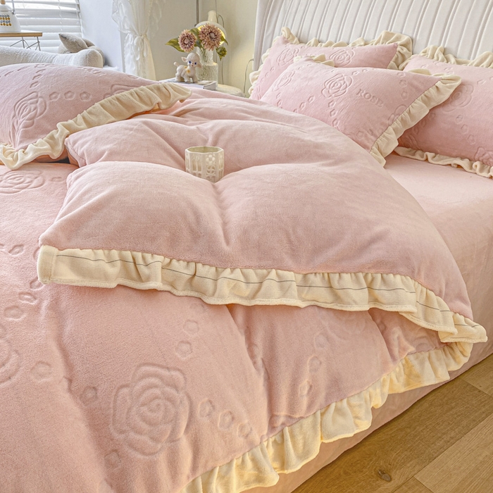 91家纺网 家纺一手货源 找家纺 艾佳 2025新款高克重超柔牛奶绒婴儿绒雕花烂花四件套-山茶花系列 山茶花-韩版蜜桃粉