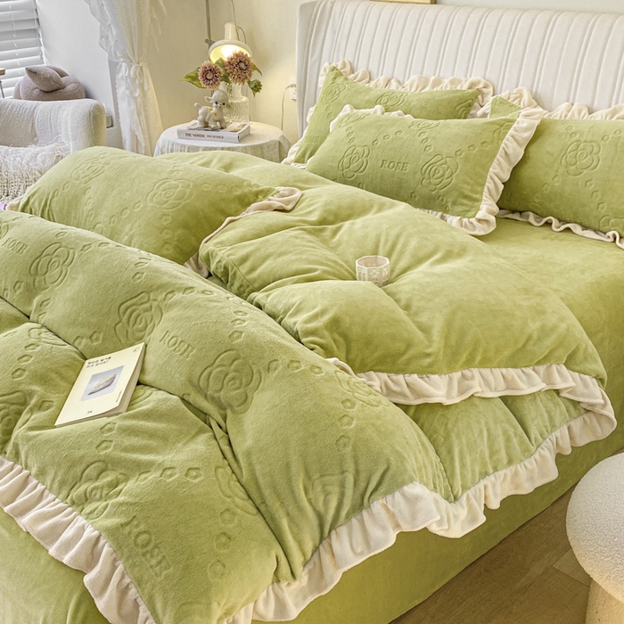 91家纺网 家纺一手货源 找家纺 艾佳 2025新款高克重超柔牛奶绒婴儿绒雕花烂花四件套-山茶花系列 山茶花-韩版奶油绿