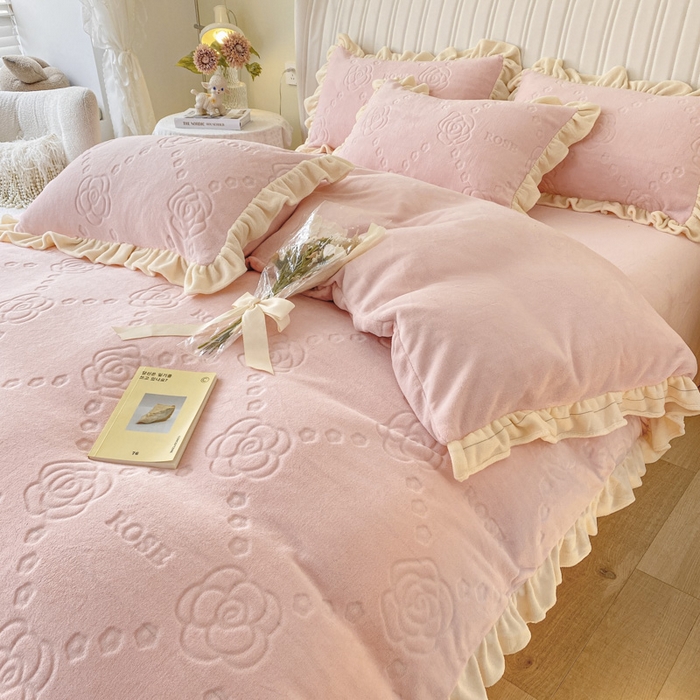 91家纺网 家纺一手货源 找家纺 （总）艾佳 2025新款高克重超柔牛奶绒婴儿绒雕花烂花四件套-山茶花系列