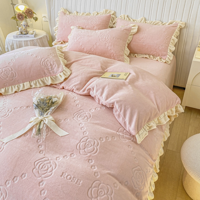 91家纺网 家纺一手货源 找家纺 艾佳 2025新款高克重超柔牛奶绒婴儿绒雕花烂花四件套-山茶花系列 山茶花-韩版蜜桃粉